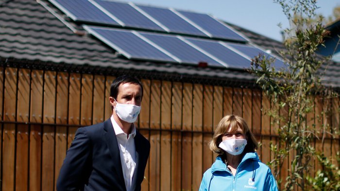 Podrías ahorrar $220 mil al año: Cómo postular al programa que facilita el acceso a paneles solares