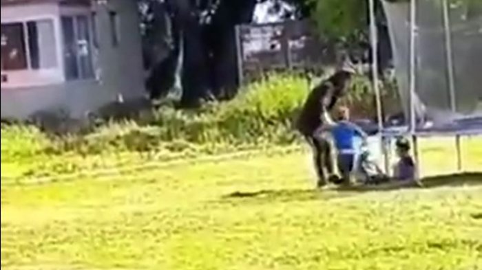 Captan agresión de educadora a dos menores en hogar de Hualpén