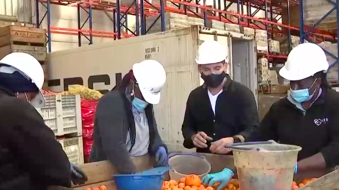 Red de alimentos: Rescatan y distribuyen productos a organizaciones sociales que ayudan a personas sin recursos