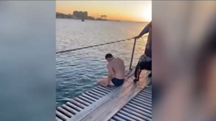 Joven en silla de ruedas se lanzó al mar para ayudar a persona que se estaba ahogando