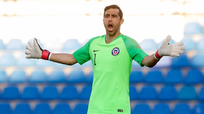 La respuesta de Bravo a hincha que lo increpó por su reacción ante penal no cobrado: “Me pueden sancionar saco de…”