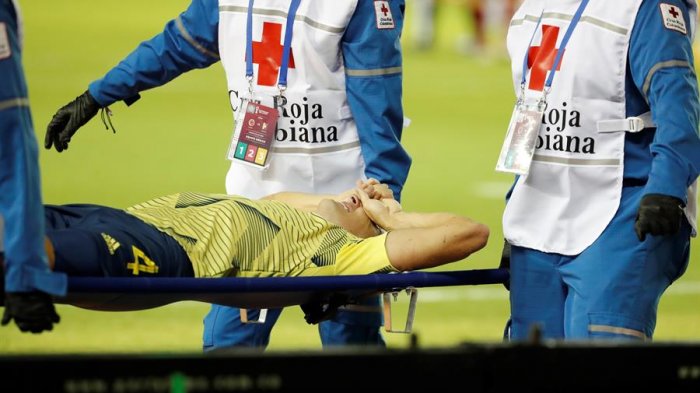 Será baja ante la Roja: El colombiano Arias sufrió una escalofriante lesión frente a Venezuela