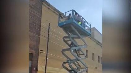 Un grupo de mujeres arrendó una grúa para visitar a su amiga hospitalizada por cáncer