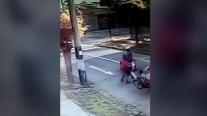 Motochorros atacan a una madre con su hijo y a un adulto mayor: Vecinos piden más presencia policial