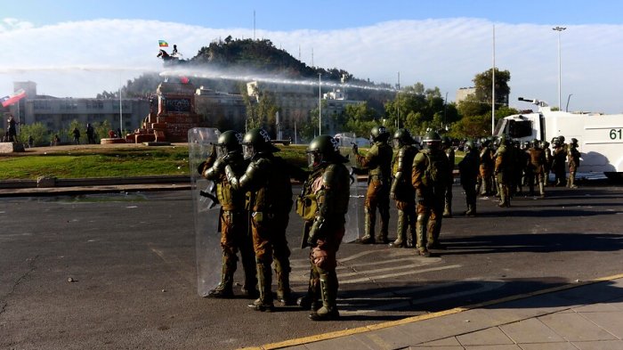 Aprobación a Carabineros cae a 36% y vuelve a su nivel más bajo desde el 18-O, según Cadem
