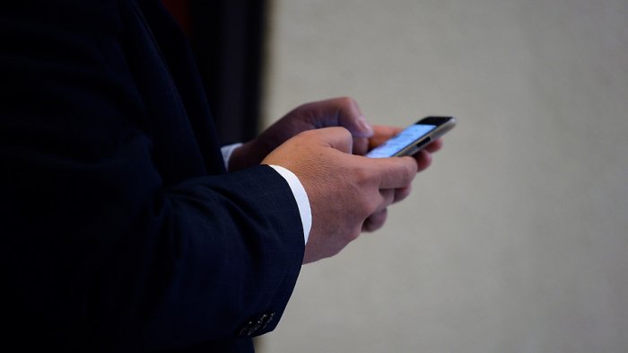 Nuevo estudio sobre el COVID-19 revela que el virus sobreviviría más tiempo en celulares y billeteras