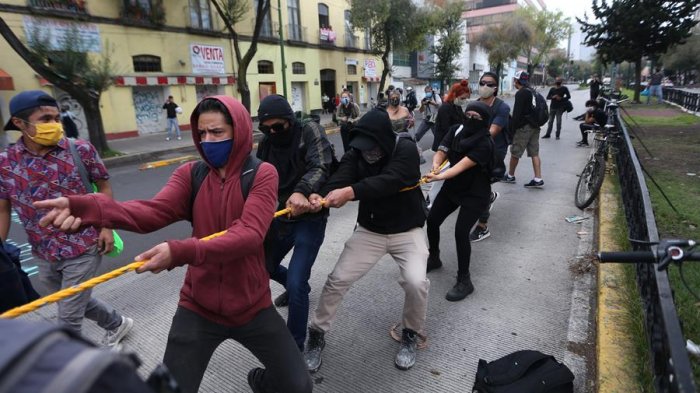 México: Fuerte cerco policial impidió que manifestantes derrumbaran una estatua de Colón