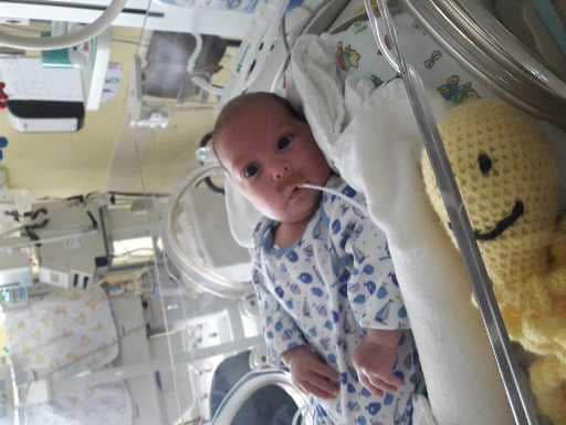 Madre acusa que negligencia durante el parto derivó en tetraplejia de su hijo