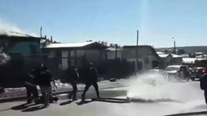 Bombero intentaba combatir un incendio, algo falló y sufrió un grave accidente con la manguera