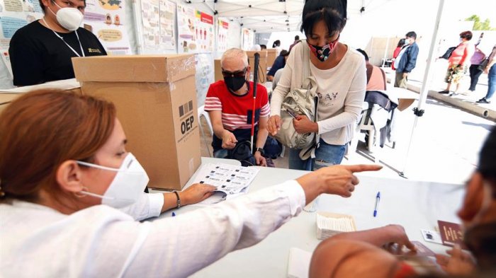 Elecciones en Bolivia: Comienza jornada para elegir presidente y Parlamento