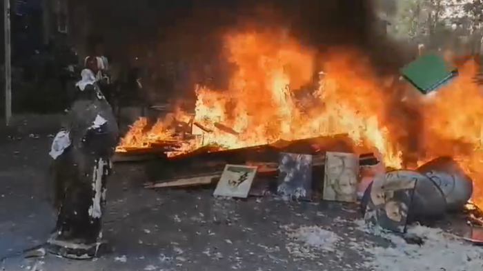 Reportan saqueo y quema en Iglesia de Carabineros: Hicieron fogata con las especies en el exterior