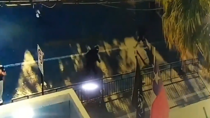 Carabineros reporta ataque a comisaría de Puente Alto tras manifestación en metro Protectora de la Infancia