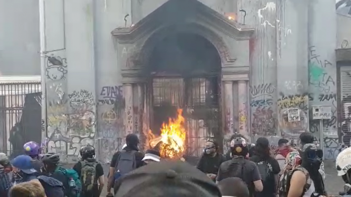 Así reportó Carabineros el voraz incendio que consumió la Parroquia de la Asunción