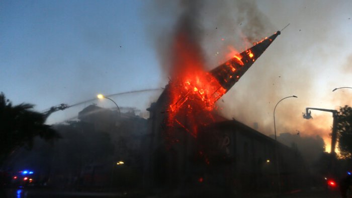 18-O: El momento exacto en que cae la cúpula de la Iglesia de la Asunción tras voraz incendio