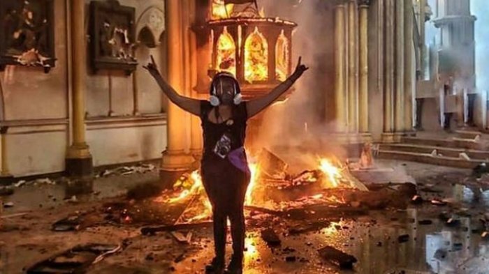 Una joven publica foto en Instagram celebrando incendio al interior de la iglesia de Carabineros