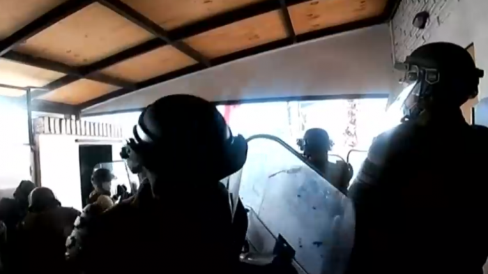 Puente Alto: El momento exacto del ataque a comisaría con piedras y bombas molotov