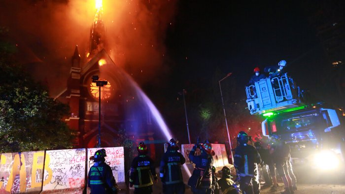 Detienen a funcionario de la Armada: Habría estado involucrado en incendio a Iglesia de Carabineros