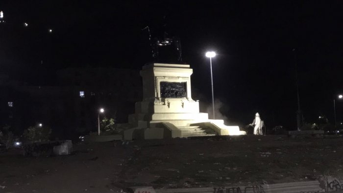 Estatua de Baquedano es limpiada nuevamente tras manifestaciones del 18-O