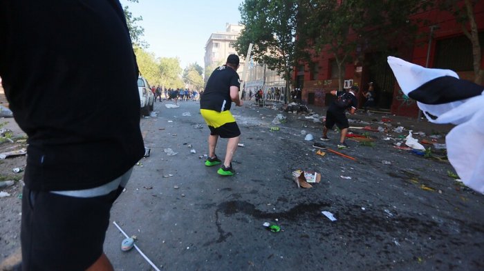 Funcionario de la Armada detenido en protestas fue formalizado por desórdenes públicos y delito sanitario