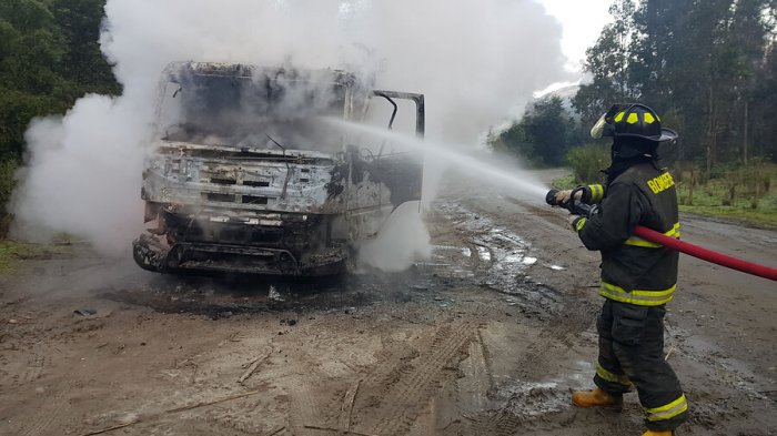 Carahue: Nuevo ataque incendiario deja al menos 9 camiones quemados