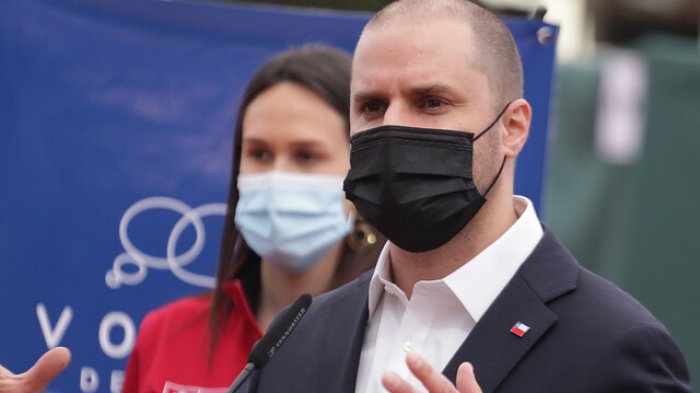 Ministro Bellolio dice que gobierno evalúa retrasar inicio del toque de queda para el plebiscito