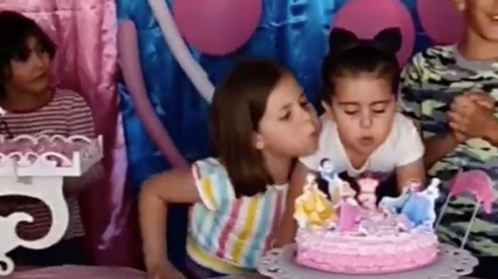 Revelan la historia detrás del viral de las niñas que pelean al apagar una vela de cumpleaños