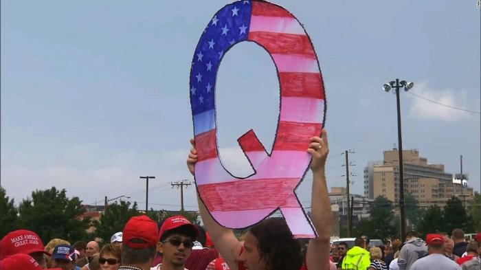 Qué es QAnon, el fenómeno conspirativo que dice que Trump salvará a EE.UU. de una secta de pedófilos