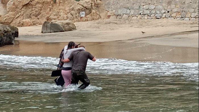 Rescatan a mujer que se arrojó al mar en Concón