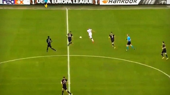 ¿El gol del año? Ex dirigido de Bielsa anotó un bombazo desde media cancha