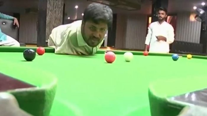 Hombre sin brazos busca convertirse en el maestro del billar