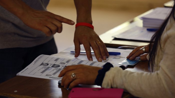 Las complicaciones que tienen los 60 mil chilenos en el extranjero habilitados para votar el 25-O