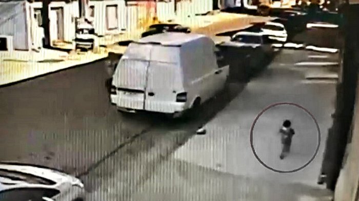 Menor de 3 años fue encontrado caminando solo y descalzo por la calle