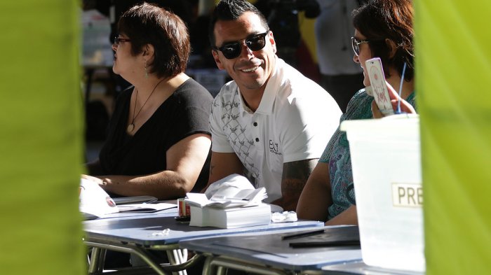 Estos son los famosos chilenos que salieron como vocales de mesa para el 25-O