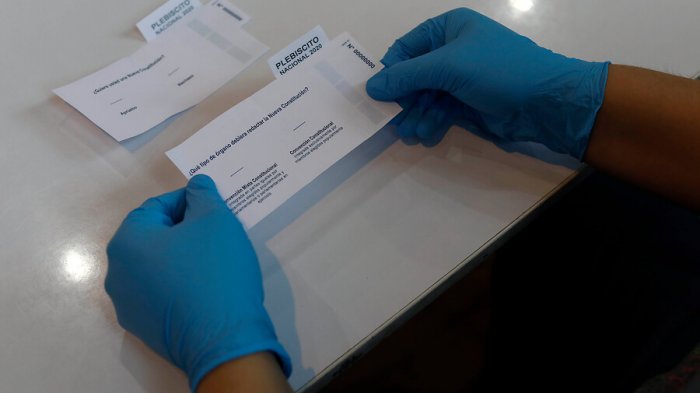 Si sientes síntomas, no vayas a votar: Las medidas para resguardar al plebiscito del COVID-19