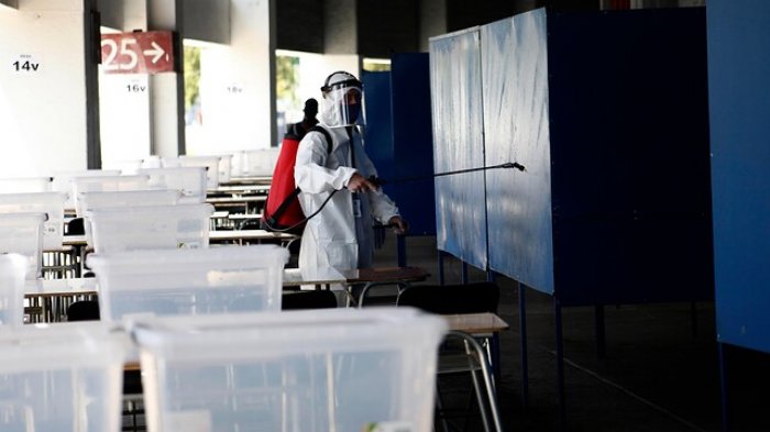 Para prevenir COVID: Sanitizan mesas de votación del Estadio Nacional con nanoparticulas de cobre