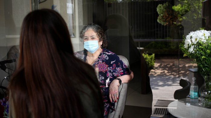 Las Condes: Habilitan traslado de adultos mayores residentes en Eleam para que puedan votar