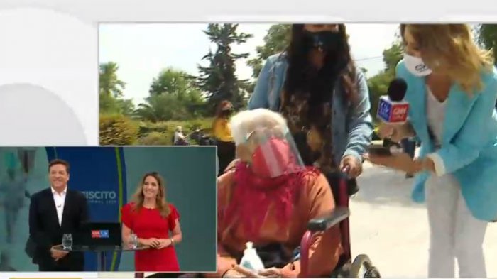 No quiso faltar: Anciana fue a votar junto a su nieta y su bisnieta