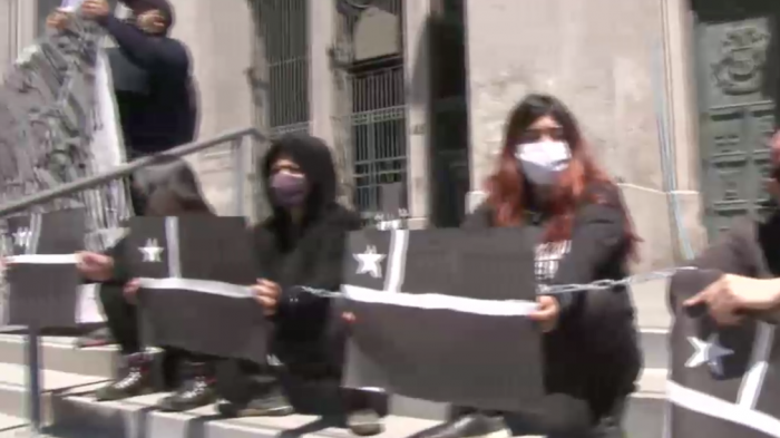 Realizan protesta en Concepción: Grupo se encadenó en la entrada de la catedral