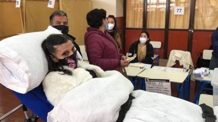 Mujer de 69 años postrada llegó en camilla a votar: “Es un momento histórico”