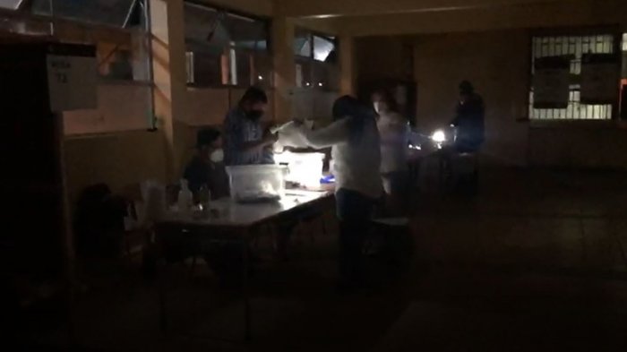 Se quedaron sin luz: Vocales de mesa en Melipilla contaron los votos iluminados con celulares