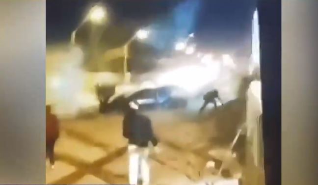 Decenas de manifestantes atacaron la comisaría de Concón: Incendiaron vehículos retenidos