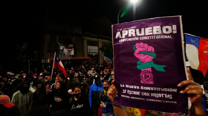 Cadem: Garantizar derechos sociales es la principal razón de los chilenos para cambiar la Constitución