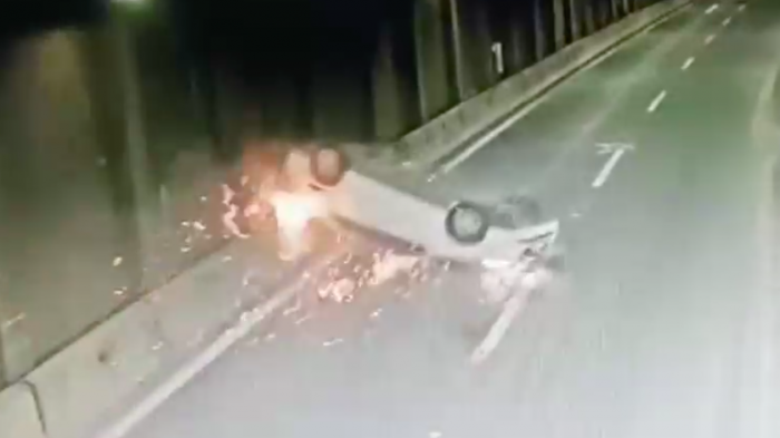 Auto robado volcó en el Acceso Sur y se arrastró por 300 metros: Sujetos intentaron escapar a pie