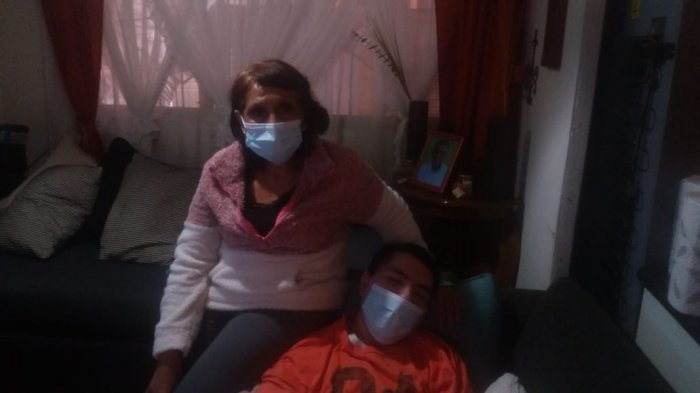 No le pagan las licencias: Jubilada recibe $140 mil de pensión, no puede trabajar y vive con dos hijos y nietos