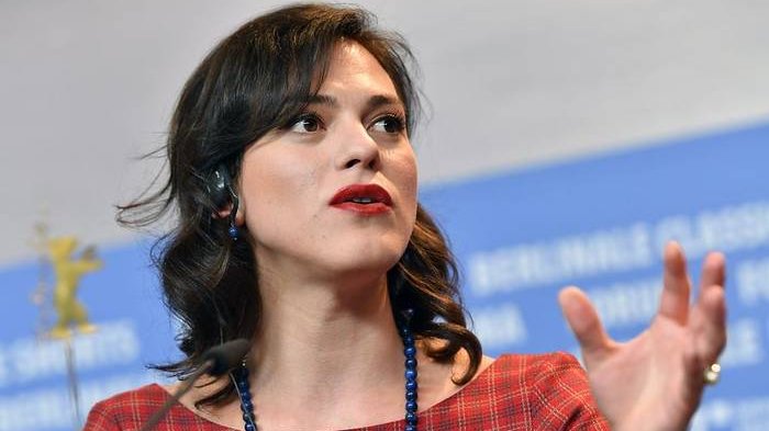 Daniela Vega anuncia querella por violento videojuego que incita a matarla