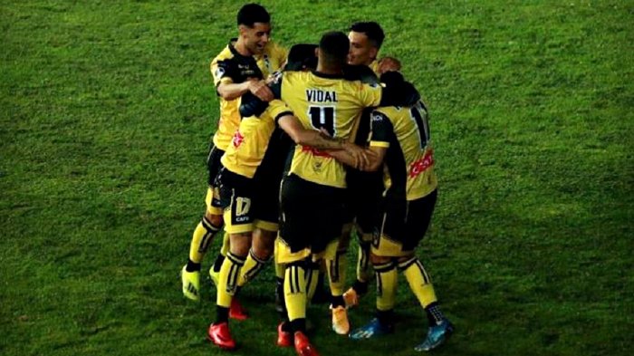 Coquimbo goleó a Estudiantes de Mérida y quedó con un pie en octavos