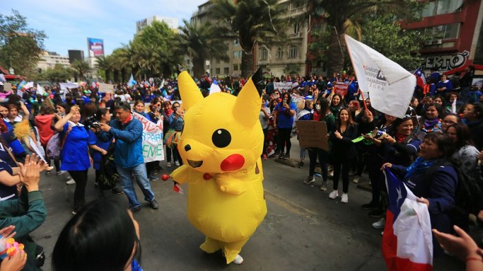 Carabineros intentó detener a la Tía Pikachú: Acusa que la golpearon y le rociaron gas pimienta