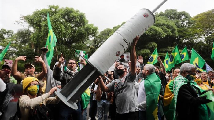 Seguidores de Bolsonaro protestan para que la vacuna contra el COVID-19 no sea obligatoria