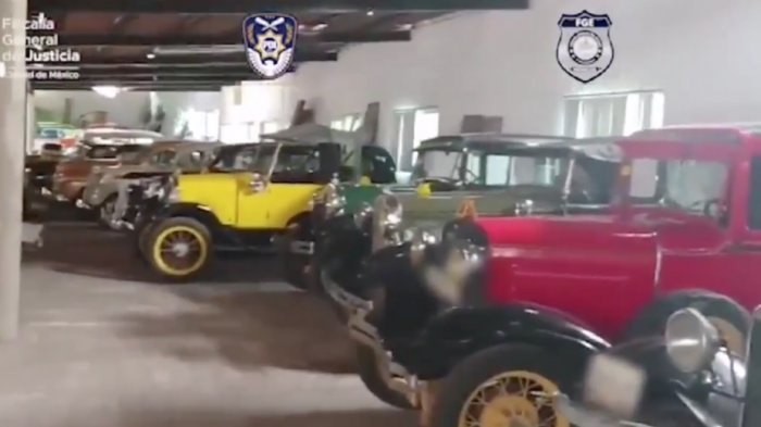 Encuentran autos de lujo y obras de arte durante allanamiento en casa de ex jefe de la policía mexicana