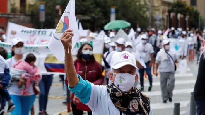 Ex guerrilleros de las FARC marchan para pedir al gobierno que respete el acuerdo de paz